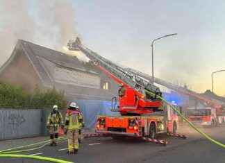 Düsseldorf Unterrath: Dachgeschossbrand löst Feuerwehreinsatz aus dsseldorf-unterrath-dachgeschossbrand-lst-feuerwehreinsatz-aus