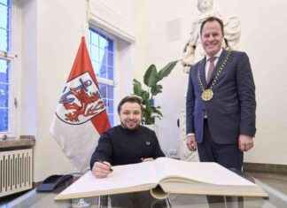 Erfolgreicher Paralympics-Gewinner trägt sich ins Goldene Buch von… erfolgreicher-paralympics-gewinner-trgt-sich-ins-goldene-buch-von