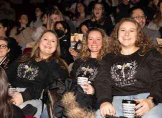 Fans versammeln sich in Manhattan, um Autorin Rebecca Yarros anzufeuern. fans-versammeln-sich-in-manhattan-um-autorin-rebecca-yarros-anzufeuern