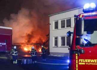 Großfeuer in Wuppertal: Warnungen an Anwohner in der Nähe grofeuer-in-wuppertal-warnungen-an-anwohner-in-der-nhe