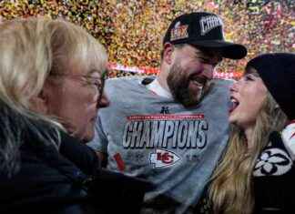 Taylor Swift beobachtet, wie ihr Freund Travis Kelce und die Chiefs die Bills schlagen und zurück zum Super Bowl gelangen taylor-swift-beobachtet-wie-ihr-freund-travis-kelce-und-die-chiefs-die-bills-schlagen-und-zurck-zum-super-bowl-gelangen