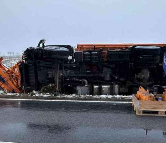 Unfall: Schneepflug stürzt bei Eisglätte in Oberlausitz unfall-schneepflug-strzt-bei-eisgltte-in-oberlausitz