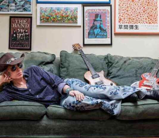 Video: Waterboys unternehmen psychedelische Reise in ‚Hopper’s on Top (Genius)‘ video-waterboys-unternehmen-psychedelische-reise-in-hoppers-on-top-genius