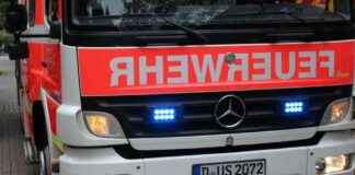 Feuerwehr löscht brennenden Traktor in Düsseldorf Urdenbach feuerwehr-lscht-brennenden-traktor-in-dsseldorf-urdenbach