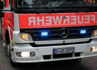 Feuerwehr löscht brennenden Traktor in Düsseldorf Urdenbach feuerwehr-lscht-brennenden-traktor-in-dsseldorf-urdenbach