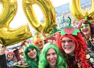 Karneval in Düsseldorf: Altweiberfeier in der Altstadt – Bildergalerie und Impressionen karneval-in-dsseldorf-altweiberfeier-in-der-altstadt-bildergalerie-und-mpressionen