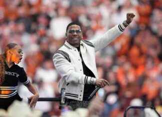 Nelly liefert Hits bei ‘Homecoming’ Super Bowl Woche Konzert in historischem Restaurant in New Orleans. nelly-liefert-hits-bei-homecoming-super-bowl-woche-konzert-in-historischem-restaurant-in-new-orleans