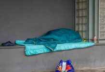 Obdachloser Mann verdient 4200 Euro und schläft auf der Straße – Eine wahre Geschichte obdachloser-mann-verdient-4200-euro-und-schlft-auf-der-strae-eine-wahre-geschichte