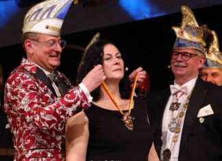 Auszeichnung für lustige Putzfrau: Schlappmaulorden verliehen auszeichnung-fr-lustige-putzfrau-schlappmaulorden-verliehen