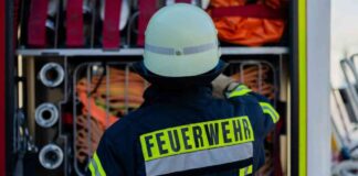brand-auf-dem-schuldach-thw-und-feuerwehr-im-groeinsatz