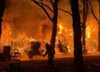 Feuerwehreinsatz: Großbrand in Krefeld – Scheune an der Rennbahn feuerwehreinsatz-grobrand-in-krefeld-scheune-an-der-rennbahn