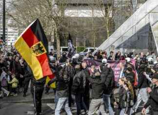 Gegendemonstration blockiert Protestzug in Düsseldorf: Verkehrsbehinderungen auf der Königsallee gegendemonstration-blockiert-protestzug-in-dsseldorf-verkehrsbehinderungen-auf-der-knigsallee