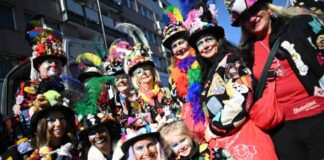 rosenmontag-in-dsseldorf-groe-karnevalsparty-mit-1-million-jecken