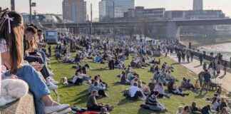 sommergefhle-in-dsseldorf-tausende-besucher-strmen-bei-traumhaftem-wetter-in-die-stadt
