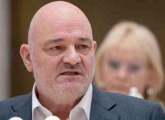 Verspäteter Minister bei Haushaltsberatung: Kritik und Reaktionen verspteter-minister-bei-haushaltsberatung-kritik-und-reaktionen