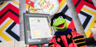 kermit-der-frosch-spricht-bei-abschlussfeier-der-universitt-von-maryland