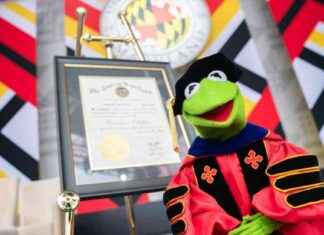 Kermit der Frosch spricht bei Abschlussfeier der Universität von Maryland kermit-der-frosch-spricht-bei-abschlussfeier-der-universitt-von-maryland