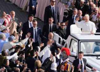 Papst Leo XIV. fährt erstmals mit dem Papamobil auf den Petersplatz papst-leo-xv-fhrt-erstmals-mit-dem-papamobil-auf-den-petersplatz