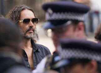 Russell Brand erhält bedingte Kaution nach Erscheinen vor Londoner Gericht wegen Vergewaltigungs- und Anklage wegen Körperverletzung russell-brand-erhlt-bedingte-kaution-nach-erscheinen-vor-londoner-gericht-wegen-vergewaltigungs-und-anklage-wegen-krperverletzung