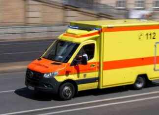 Unfall: Rettungswagen kollidiert mit Auto bei Einsatzfahrt unfall-rettungswagen-kollidiert-mit-auto-bei-einsatzfahrt