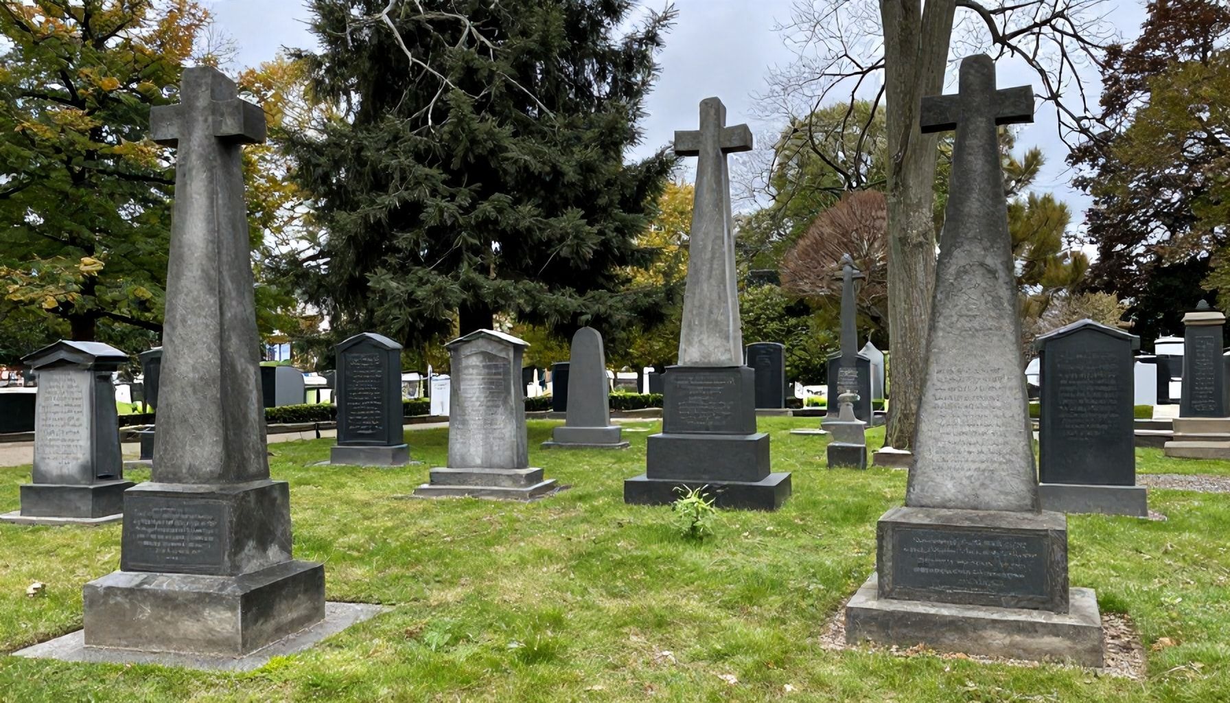 Die Wahrheit über die berühmten Gräber und Denkmäler auf dem Südfriedhof Düsseldorf*