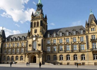 Düsseldorfs Rathaus: Geschichte, Architektur und moderne Verwaltung