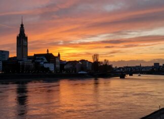 Düsseldorfer Sonnenuntergänge: Magische Momente am Rhein genießen
