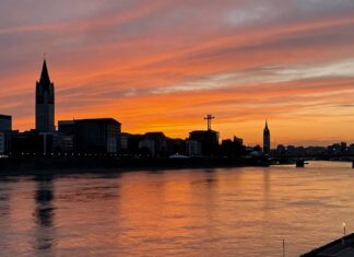 Romantischer Sonnenuntergang in Düsseldorf – Magische Momente am Rhein