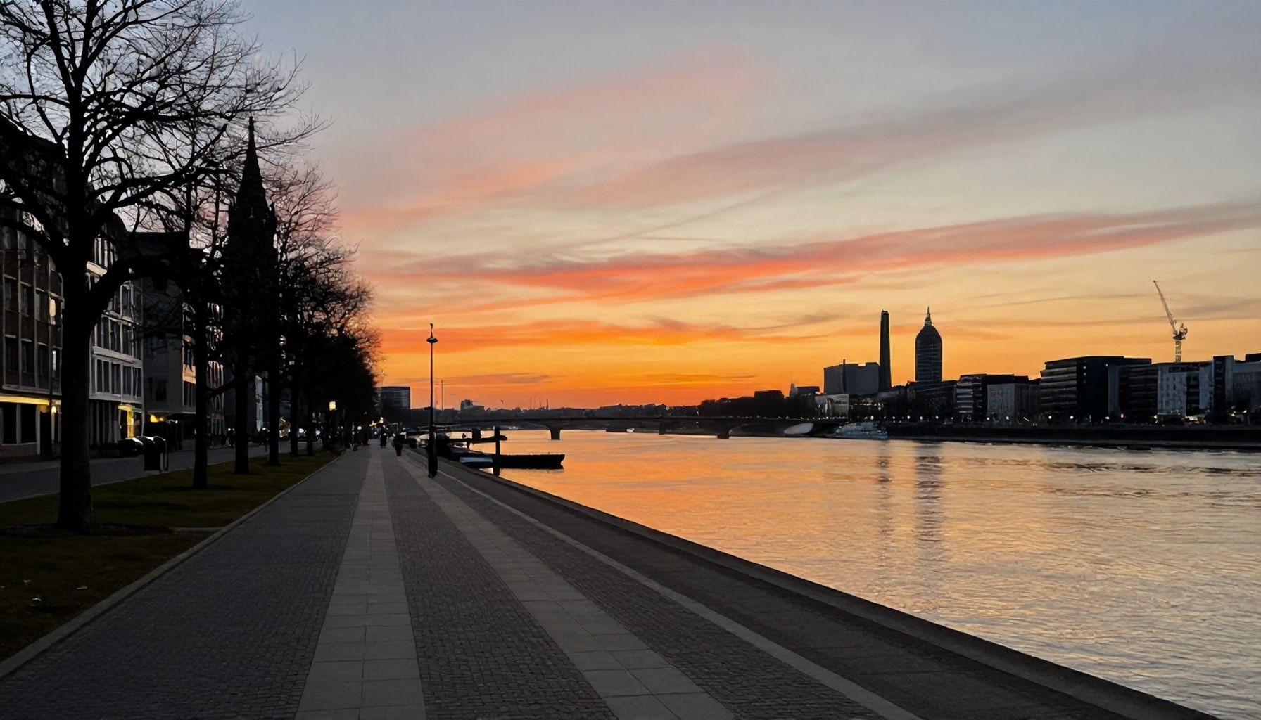 Warum Düsseldorfs Rheinpromenade der beste Ort für Sonnenuntergänge ist – Die Wahrheit über Licht & Stimmung*